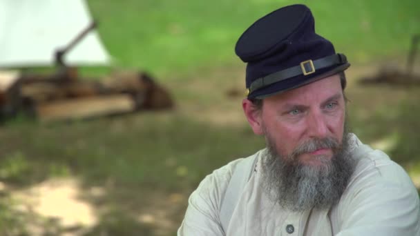 Soldado da Guerra Civil senta-se sozinho no acampamento — Vídeo de Stock