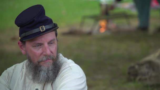Polgárháború katona ül, távol tábor — Stock videók