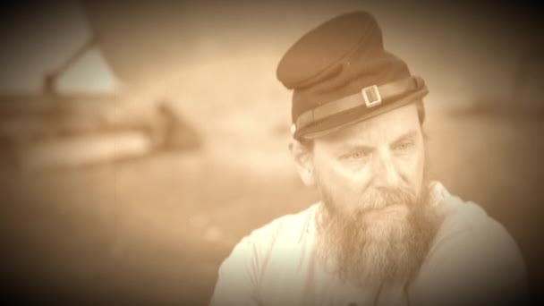 Burgeroorlog soldaat zit in de buurt van camp (Archive Footage versie) — Stockvideo