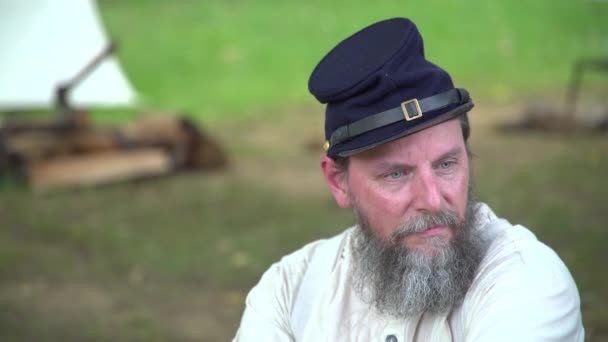 Soldado de la Guerra Civil se sienta cerca del campamento — Vídeos de Stock
