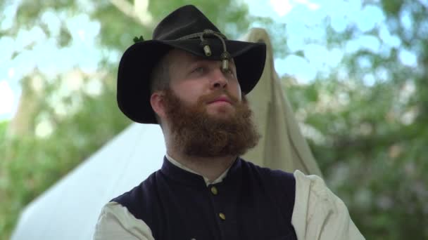 Żołnierz wojny domowej z wielką brodą — Wideo stockowe