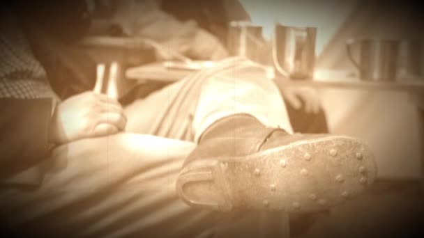 Soldado de la Guerra Civil reclinado usando zapatos viejos (Archivo Versión de archivo ) — Vídeos de Stock