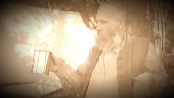 Солдат Гражданской войны пьет алкоголь (Архив Версия для печати ) — стоковое видео