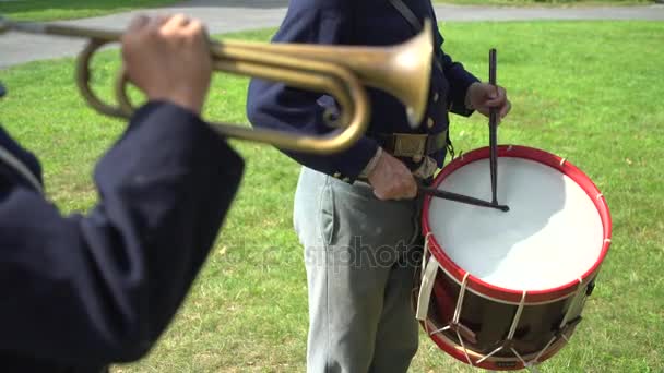Občanská válka bubeník hraje s trubači — Stock video
