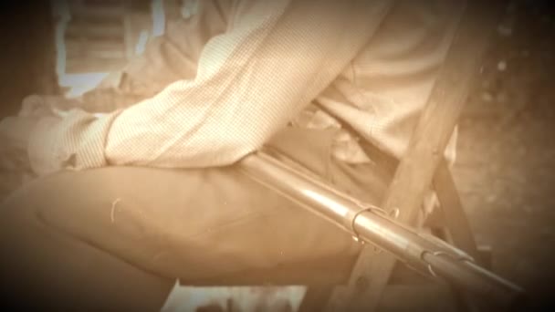 Bürgerkriegssoldat hält seine Waffe (Archivbild)) — Stockvideo