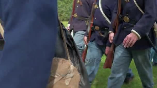 Civil War soldier march into camp — Stock Video