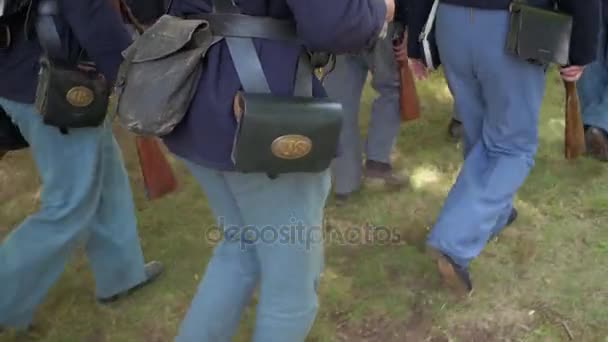 Soldados da Guerra Civil marcham com equipamento completo — Vídeo de Stock