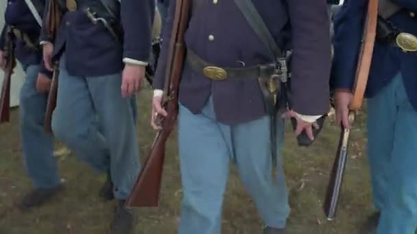 Soldados da Guerra Civil em marcha chegam a um ponto final — Vídeo de Stock