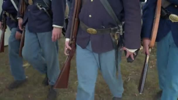 Marschierende Bürgerkriegssoldaten kommen zum Stillstand — Stockvideo