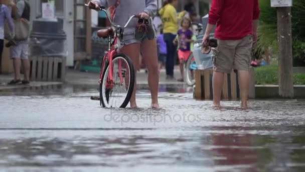 Orang-orang yang dievakuasi dari banjir — Stok Video