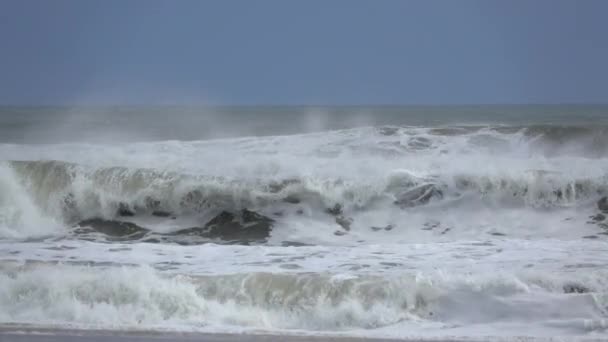 Ondas colidem na costa — Vídeo de Stock