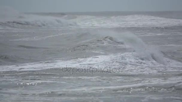 Gros plan des vagues venteuses de l'océan — Video