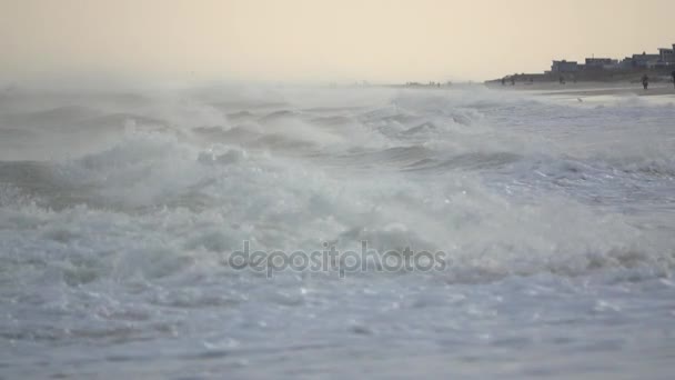 Une onde de tempête déferle sur le rivage — Video