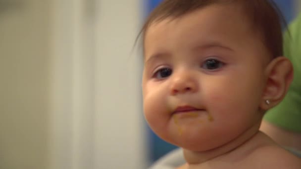 Madre limpia la boca de un bebé — Vídeos de Stock