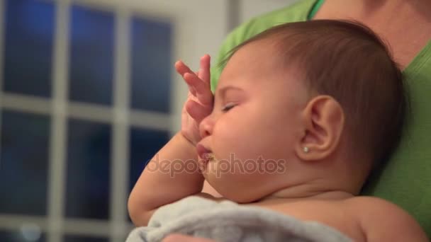 Bebê está cansado esfregando os olhos antes de dormir — Vídeo de Stock