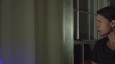 bir kadın polis izlerken şok ve korkmuş