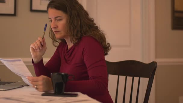 Una mujer revisando sus facturas — Vídeos de Stock