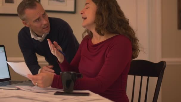 Un couple écrasé par leur dette — Video