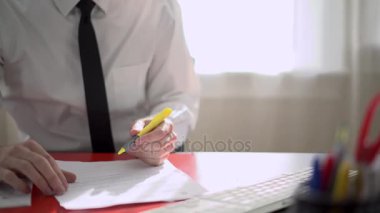 Adam daha sonra yazarak onun telefon alır