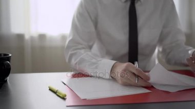Adam daha sonra yazarak onun telefon alır