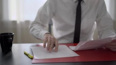 Adam daha sonra yazarak onun telefon alır