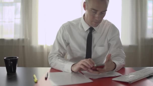 L'homme tapant alors décroche son téléphone — Video