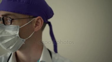 Adam daha sonra yazarak onun telefon alır