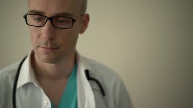 Adam daha sonra yazarak onun telefon alır