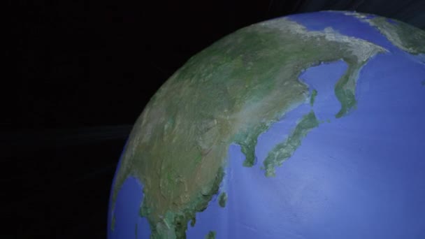 Aus der Mitte nahtlose Schleife der Spitze des Lichtstrahl-Stil Globus (blaue Licht-Version) — Stockvideo