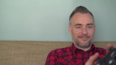 Bir adam video oyunu oynamaktan hoşlanır.