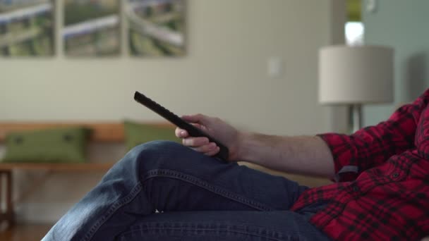 Trucking shot d'un homme regardant la télévision — Video