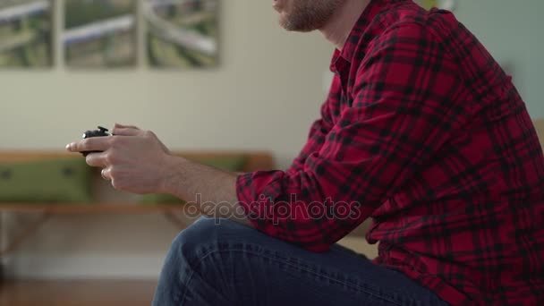 Ansicht eines Mannes Hände, während er ein Videospiel spielt — Stockvideo