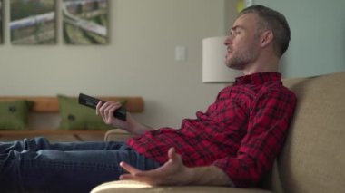 Gördüklerinden dolayı Tv adam bağırır