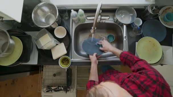 Timelapse de un hombre lavando platos — Vídeo de stock