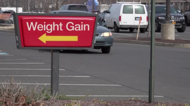 Fast food drive thru sinal lendo ganho de peso — Vídeo de Stock