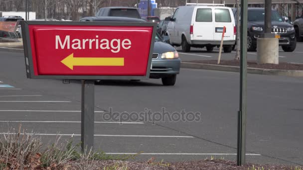 Fast food drive thru sinal de leitura Casamento — Vídeo de Stock