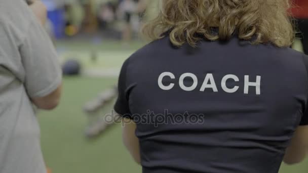 El entrenador de fisioterapia trabaja con la postura de los clientes — Vídeo de stock