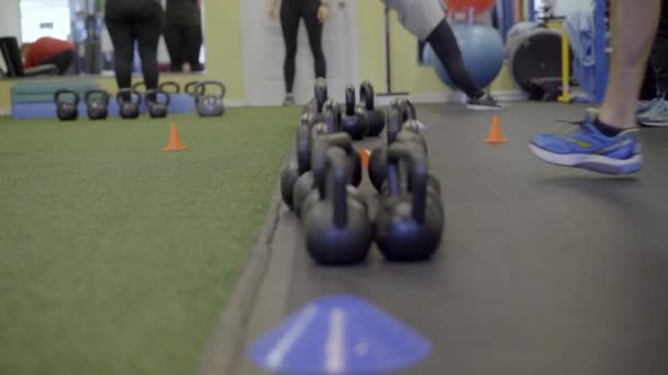 Meşgul bir spor salonunda dizilmiş ağırlıkları — Stok video