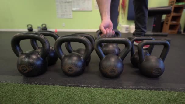 Man pikt waterkoker klokken en begint uit te werken — Stockvideo