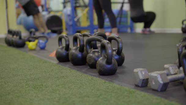 DOF coup de feu de personnes travaillant dans la salle de gym — Video