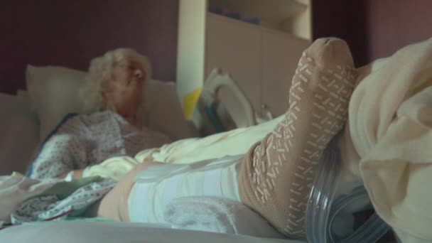 Dolly schot van knie vervanging patiënt — Stockvideo