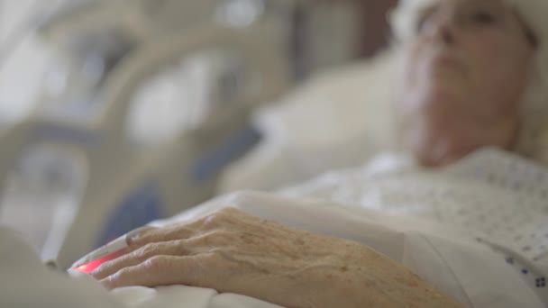 Niedriger Winkel der Hände einer schlafenden älteren Frau — Stockvideo