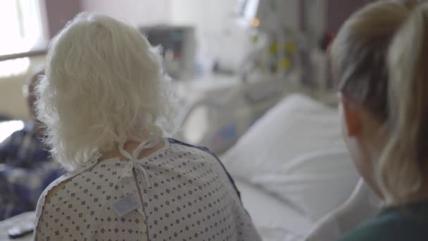 Медсестра и пациент в палате — стоковое видео