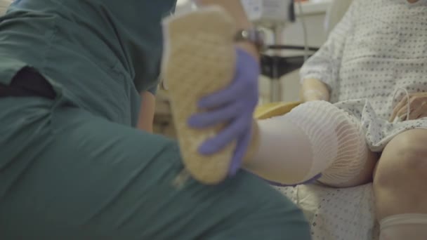 Терапевт перевіряє діапазон руху коліна — стокове відео