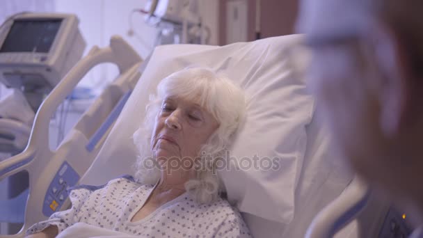 Paciente anciano habla con un ser querido — Vídeo de stock