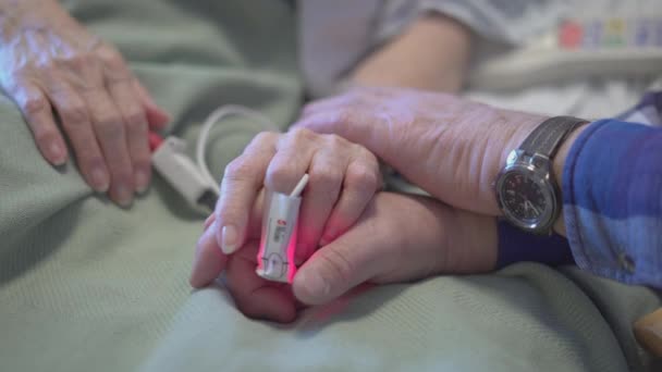 Triste hombre dice adiós como esposa muere — Vídeo de stock