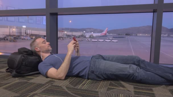 Man rest on floor after flight cancellation — Stock Video