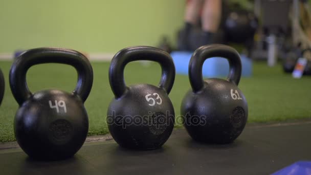 DOF shot van een man zijn benen trainen — Stockvideo