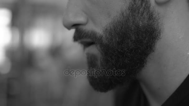 La sueur coule de la barbe d'un homme après l'entraînement — Video