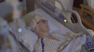 Pan bir hastane yatağında depresif yaşlı kadın
